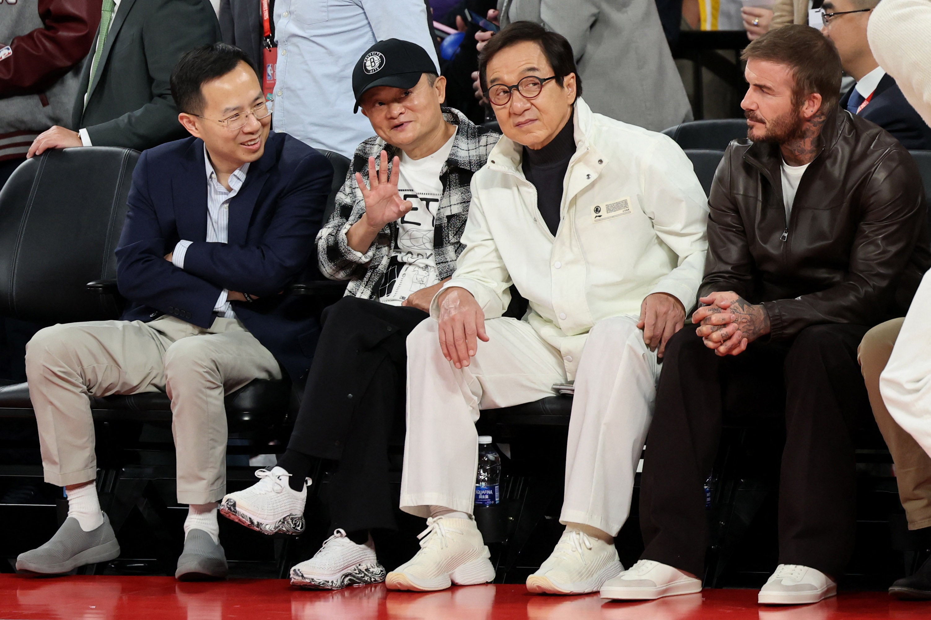 ??世界級同框~馬云&成龍和貝克漢姆排排坐 一起看NBA中國賽??