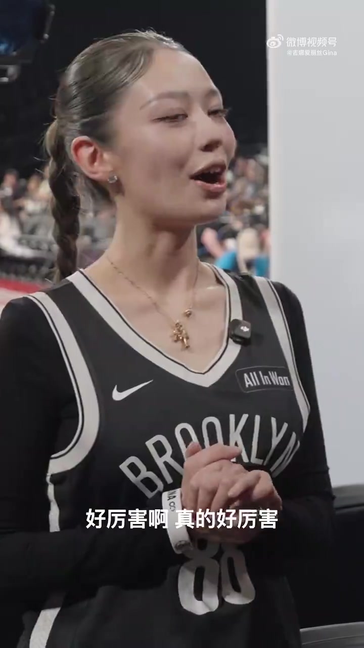 身材氣質絕了!郎朗的妻子吉娜來到NBA中國賽現場 和曾凡博互動!