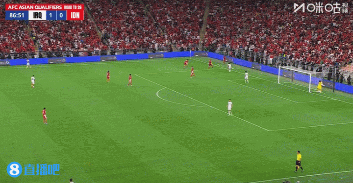 ??伊拉克vs印尼的世預賽，球迷朝場內扔大量水瓶抗議