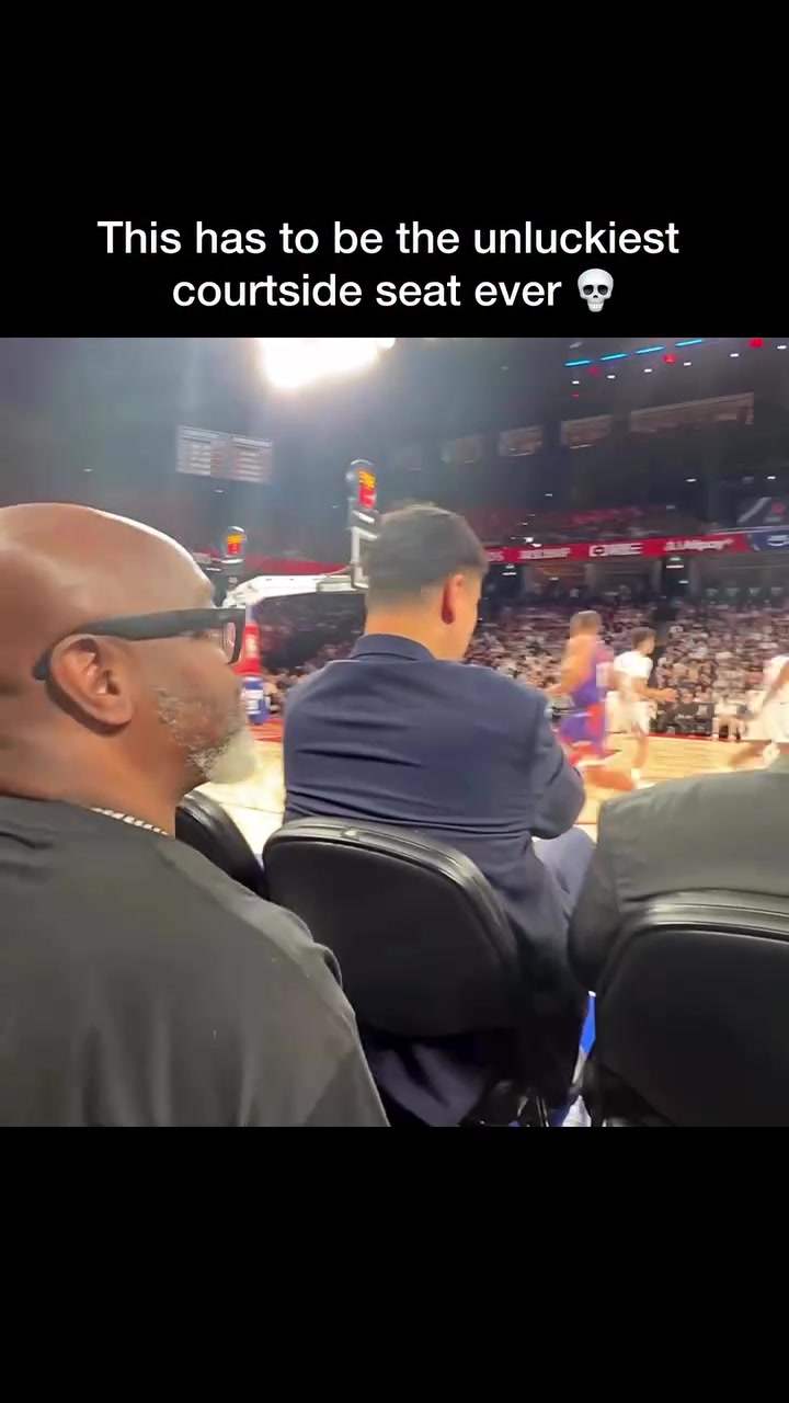 看了又好像沒看!球迷中國賽坐在姚明和奧尼爾身后 啥也看不見