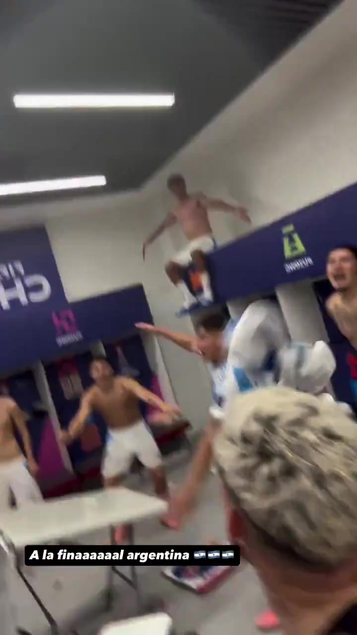 狂歡！阿根廷U20進(jìn)入世青賽決賽，球員們在更衣室瘋狂慶祝